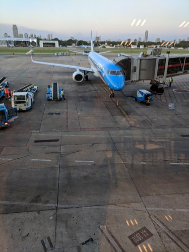 Embraer 190 de Austral en plataforma en Aeroparque
