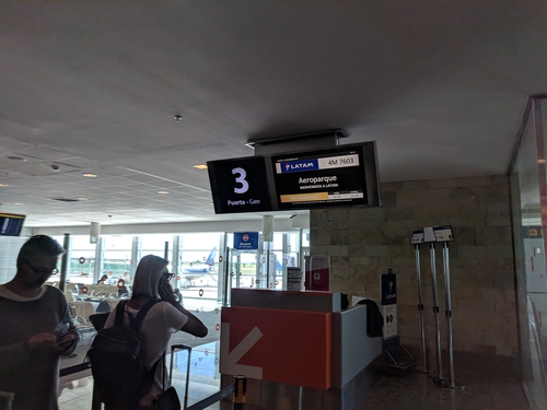 Cartel puerta de embarque LATAM