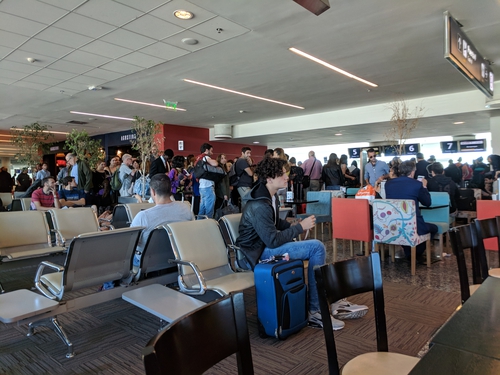 Fila en sala de embarque Aeropuerto Córdoba